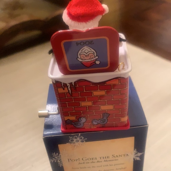 Hallmark Keepsake Ornament Pop! Goes the Santa🎅 - Picture 4 of 4